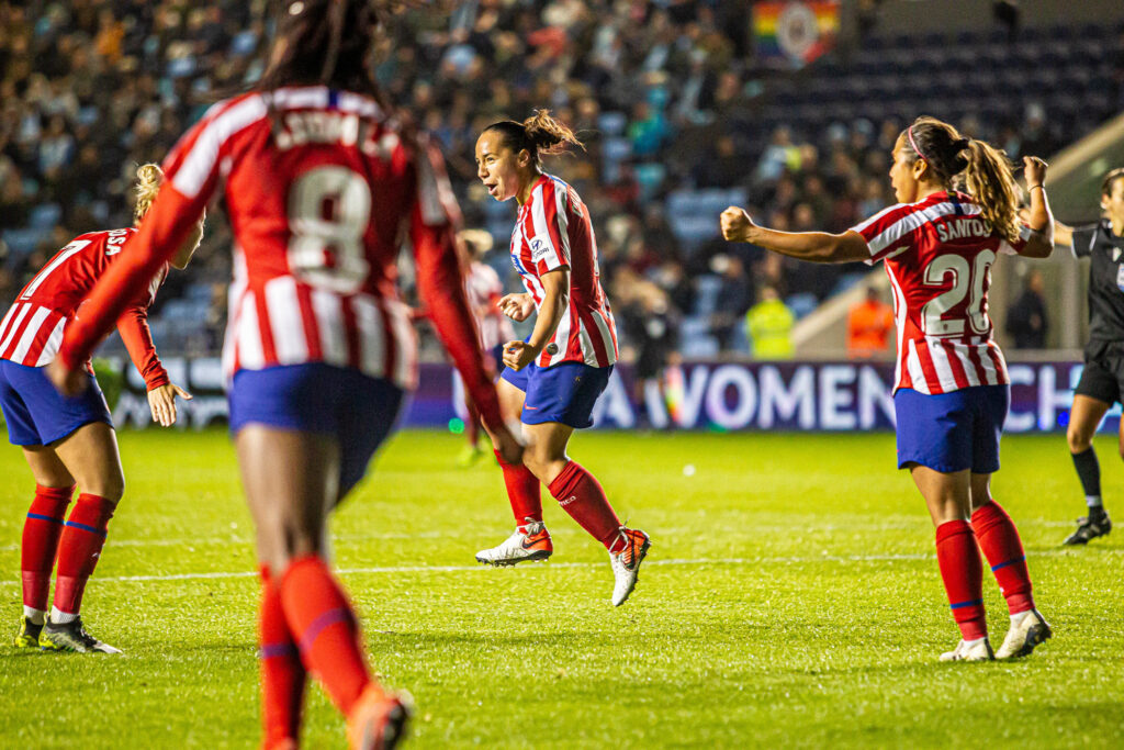 Charlyn Corral del Atlético de Madrid celebra después de anotar durante el partido